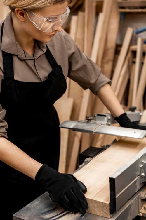 mujer trabajando en carpinteria